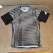 Sportowa koszulka Adidas FreeLift 360 Strong Graphic, r. S/M - idealny stan