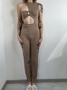 Karmelowy kombinezon prążkowany z wycięciem rozm. S/M