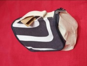 Nowa czarno-kremowa kosmetyczka Yves Rocher 