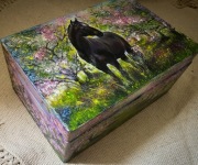 Skrzynia drewniana: Koń w kwiatach jabłoni...