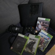 Xbox 360 S + pad i 4 gry