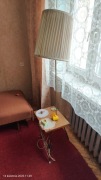 Lampa podłogowa ze stolikiem i gazetnikiem