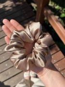 Jedwabna scrunchie cappuccino handmade