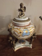 Elegancka porcelanowa waza z aniołami i brązem, ręcznie zdobiona