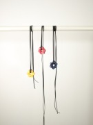 Ręcznie wykonany ceramiczny naszyjnik z kwiatkiem