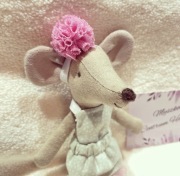 Opaska na gumce dla myszki maileg różowy pomponik rękodzieło