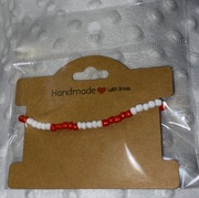 16.5 cm Bransoletka bialo czerwona ,elastyczny sznurek ,zapiecie ,koraliki