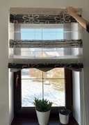 Roleta rzymska w kolorze beżowo-brązowym na okno