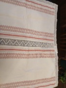 Obrus bialy z koronką i haftem czerwonym 160x110