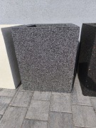 Srebrna szara połyskująca donica doniczka ogrodowa termodonica zewnętrzna