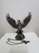 Orzeł. Figurka jak posąg z wisiorkiem.