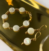 Komplet biżuterii z masy perłowej oraz hematytu