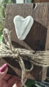 Białe serce z gliny na dębowej desce - rękodzieło 