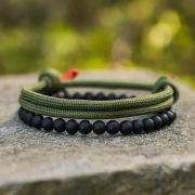 Bransoletka męska podwójna – zielony sznurek i czarne koraliki 19,5 cm