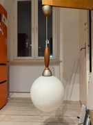 Żyrandol kula biały z drewnianymi elementami. 