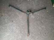 Stojak na małą choinkę metalowy, solidny - średnica pnia 1-3 cm.