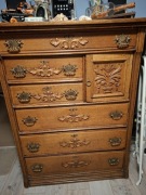 Mebel typu komoda ozdobnymi uchwytami