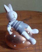 Figurka Króliczka na jajku 