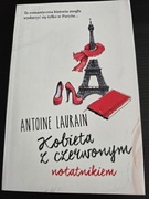 Antoine Laurain, Kobieta z czerwonym notatnikiem