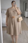 Beżowa sukienka z krótkim rękawem i paskiem rozmiar 3XL elegancka i wygodna