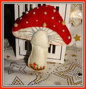 Ręcznie wykonana ozdoba, - wyszywana bombka świąteczna - handmade-Muchomor