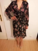 Czarna sukienka w kwiaty