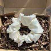 gumka satynowa scrunchie biała