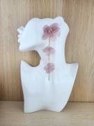 Lekkie Długie Efektowne Kolczyki Materiałowe Kwiaty Pudrowy Brudny Róż