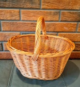 Wiklinowy kosz na zakupy, grzyby lub piknik.