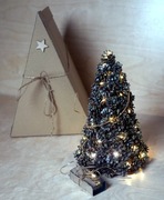 Choinka z szyszek ze światełkami, dekoracja stołu