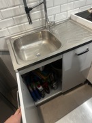 Szafka ze zlewem i baterią