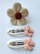 Zestaw do włosów: 1 gumka i 2 spinki z kwiatami. Kolor: beżowy