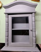 Domek drewniany, wiszący. Schowek na klucze itp.