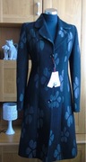 Elegancki długi czarny płaszcz ze wzorem - 34/36