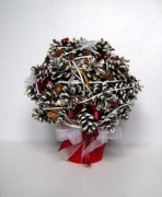 Stroik z szyszek z dodatkami i oświetleniem