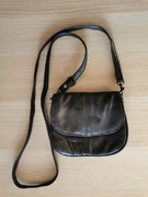 Mała czarna torebka listonoszka vintage z klapką skóra naturalna 