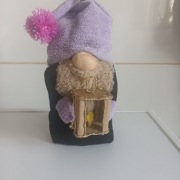 Skrzat stojący z latarnią 