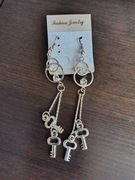 Kolczyki w kolorze srebrnym wiszące z kluczykami kod887