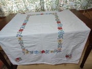 Ręcznie haftowany obrus 130x95