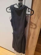 Czarna sukienka cropp z wycięciami