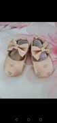 Złote niechodki buciki serduszka z kokardą chrzest święta roczek  0-6 10,5