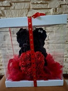 Czarny miś z róż – ręcznie robiony, limitowana edycja, prezent walentynkowy