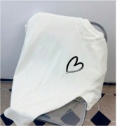 Luźna koszulka damska z nadrukiem w kształcie serca