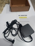 Zasilacz sieciowy AC o mocy 45W.