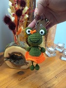 Żabka brelok szydełkowa w pomarańczowej spódniczce 