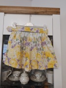 Spodenki eleganckie w kwiatki z paskiem. C194