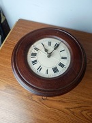 Wiszący zegar typu szwardzwald.