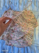 Koszulka z falbanką na ramionczkach w neonowe plamki 