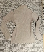 Beżowy dopasowany półgolf z wycięciami na ramionach roz.S