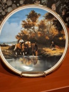 NA KONIACH..PIĘKNY, ANGIELSKI TALERZ DEKORACYJNY+ZAWIESZKA